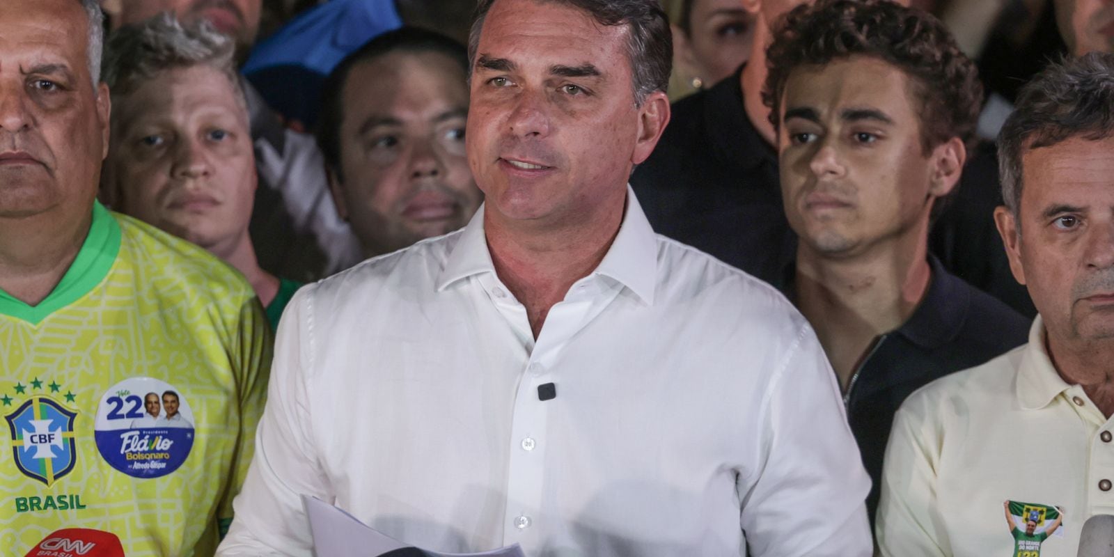 Flávio Bolsonaro em ato público. Democratas do Comitê de Relações Exteriores dos EUA criticam o visto concedido ao senador.