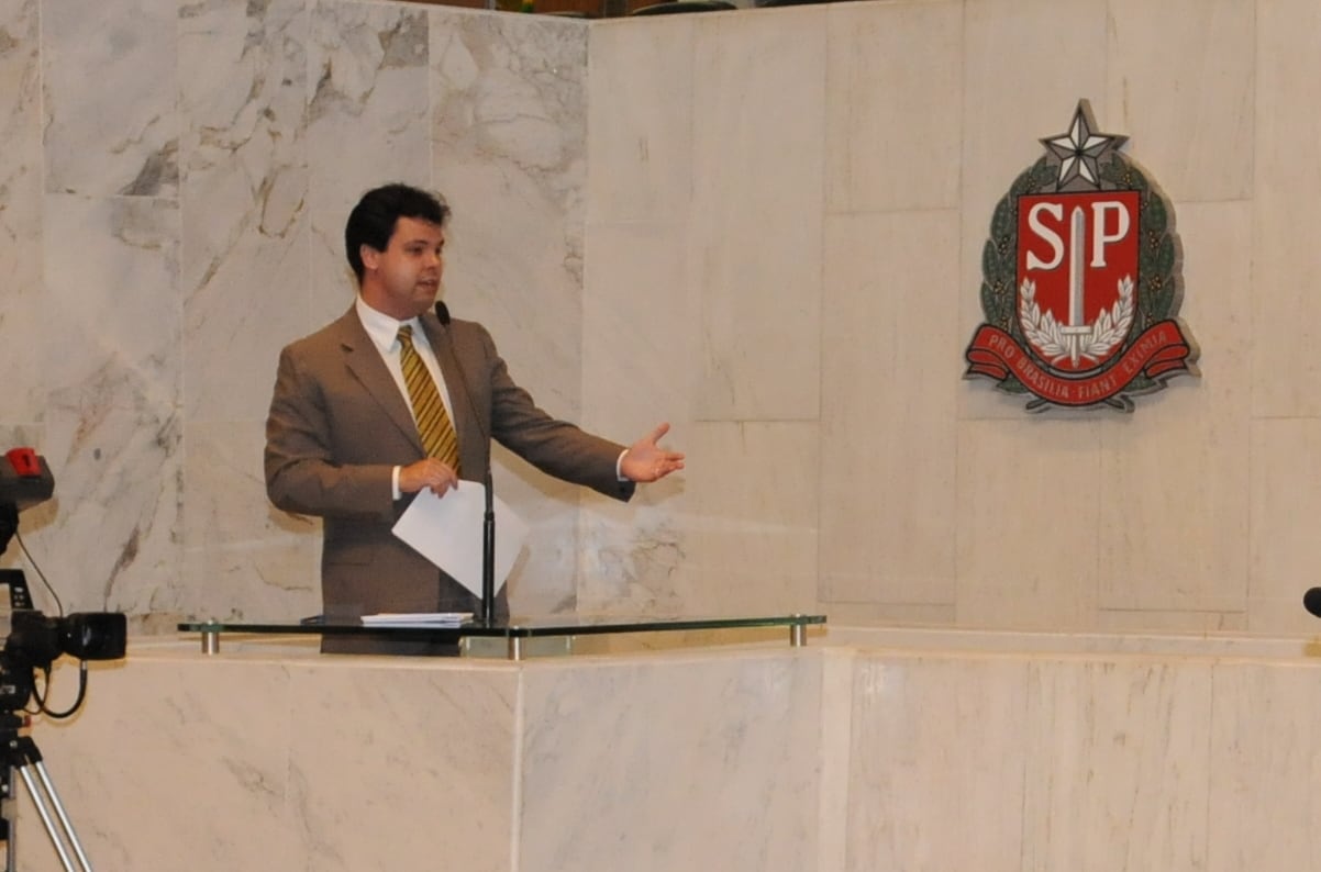 Deputado estadual discursa na tribuna da Assembleia Legislativa de São Paulo.
