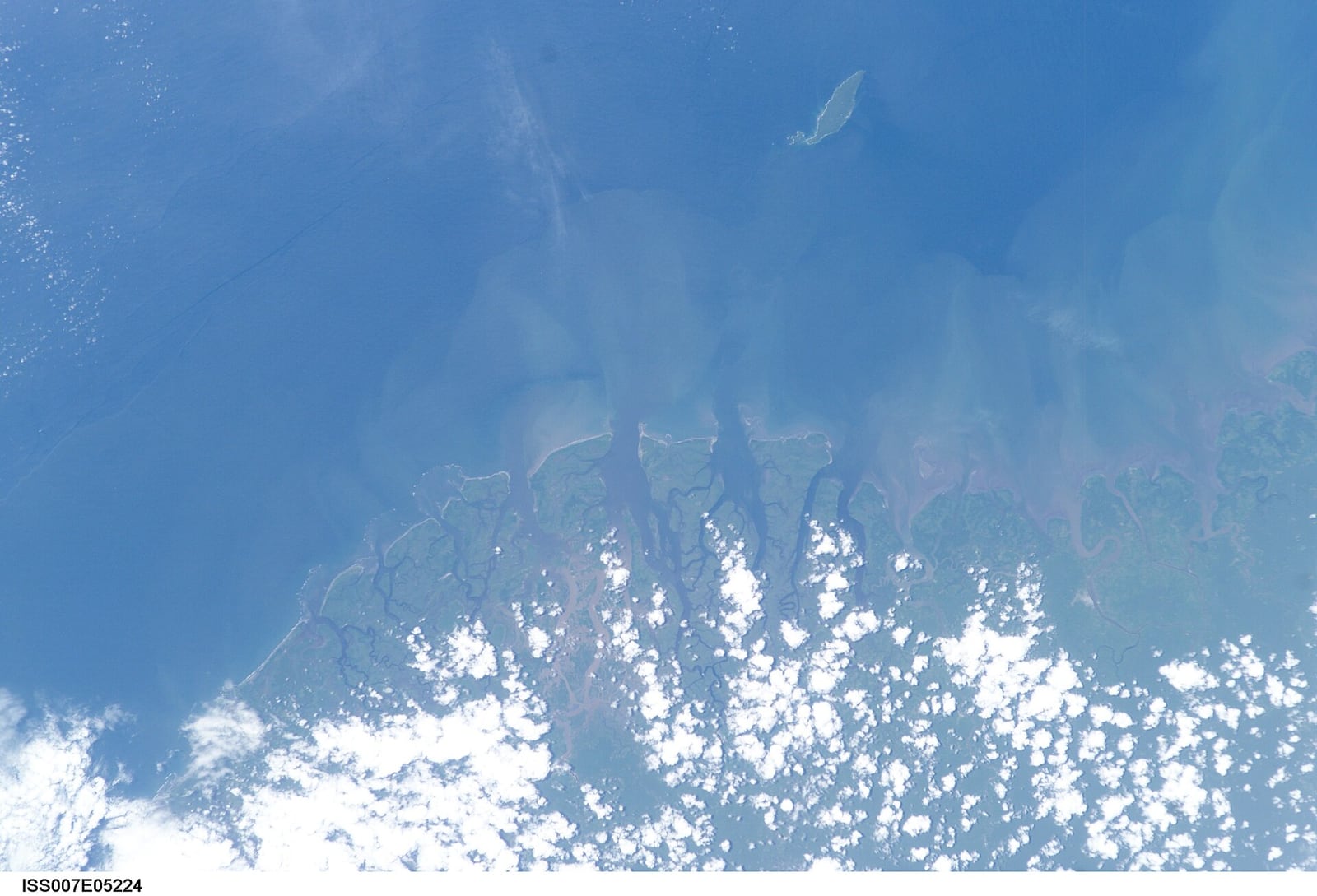 Vista de satélite, feita a partir da Estação Espacial Internacional, de uma região costeira da Colômbia com manguezais e canais de maré.