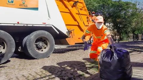 Equipe do Departamento Municipal de Limpeza Urbana (DMLU) recolhe material em Porto Alegre.