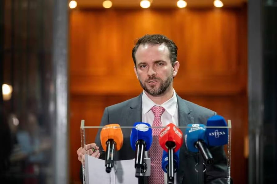 Ministro Dario Durigan fala à imprensa sobre a meta fiscal de 2027 e diz esperar racionalidade no mercado.