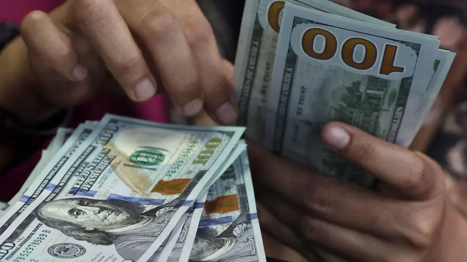 Notas de dólar norte-americano. A moeda teve a maior alta semanal desde 2008.