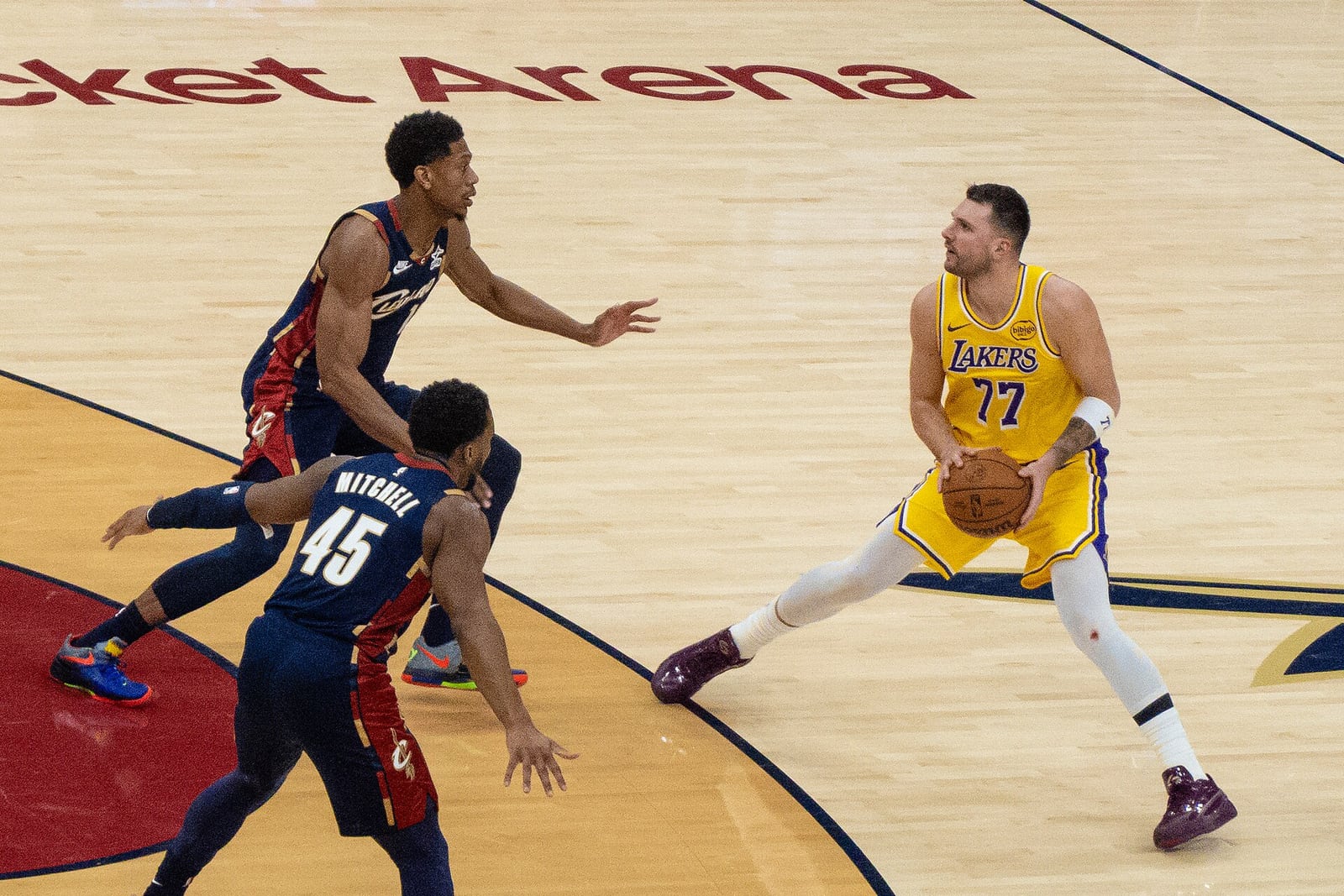 Luka Doncic, do Lakers, em ação durante jogo contra o Cavaliers.