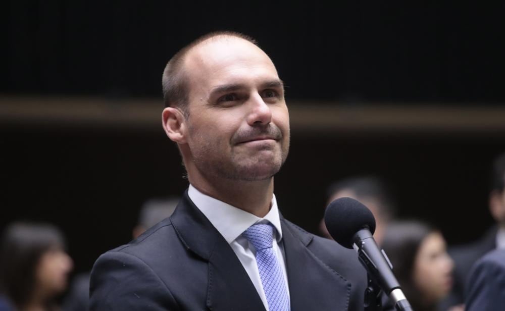 Eduardo Bolsonaro em pronunciamento com microfone.