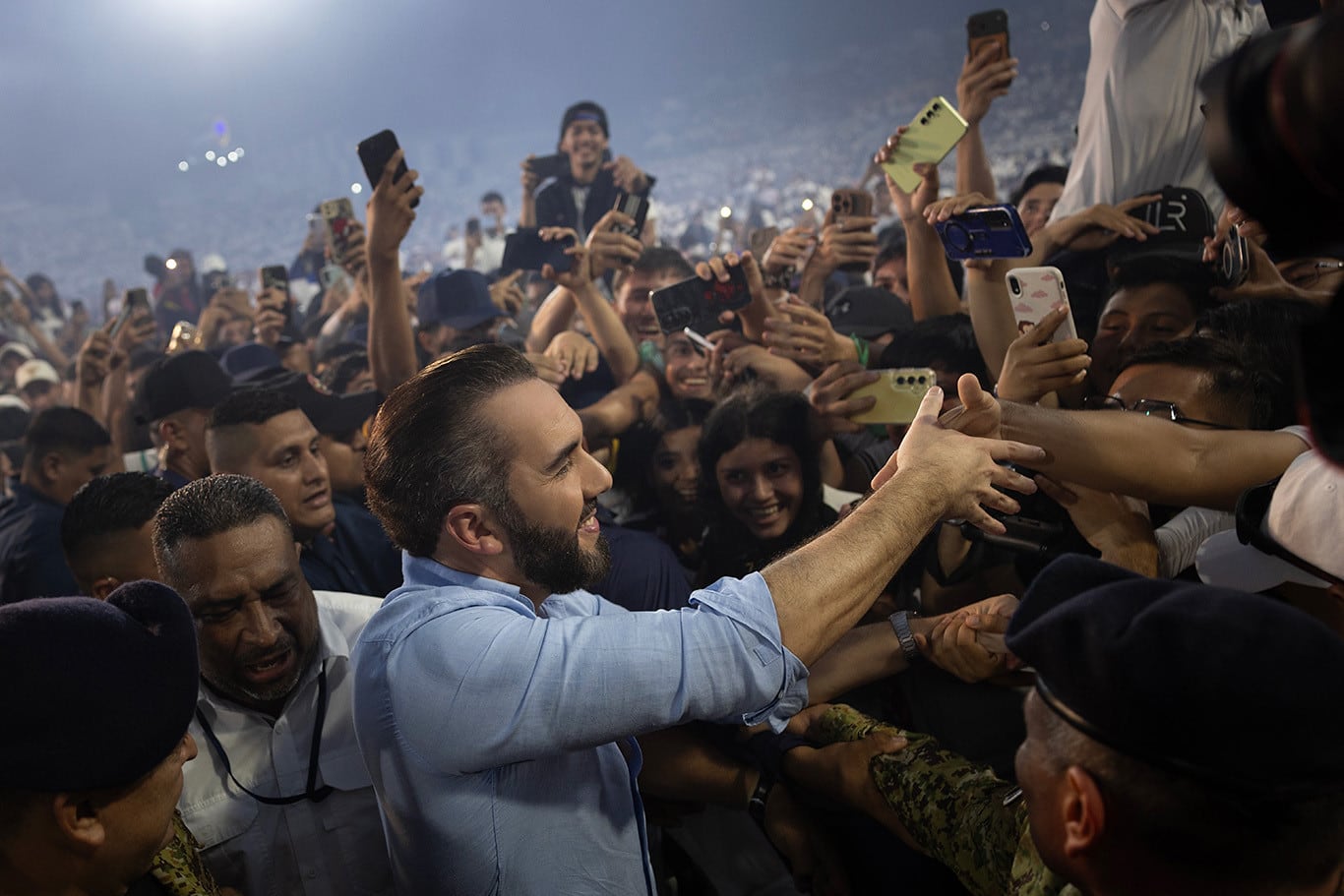 Presidente Nayib Bukele cumprimenta apoiadores durante evento público em El Salvador.