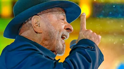 Lula discursa em evento no Rio Grande do Sul, com o dedo em riste em direção ao público.