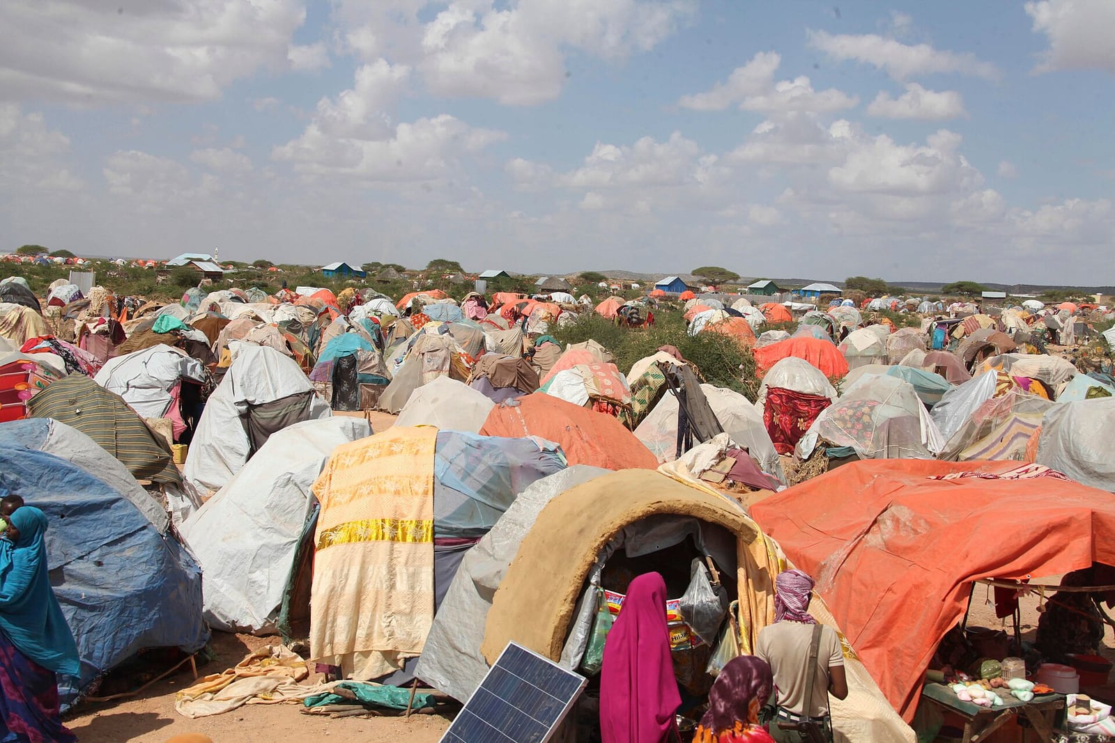 Acampamento de deslocados em Belet Weyne, na Somália, onde famílias vivem após enchentes na região.