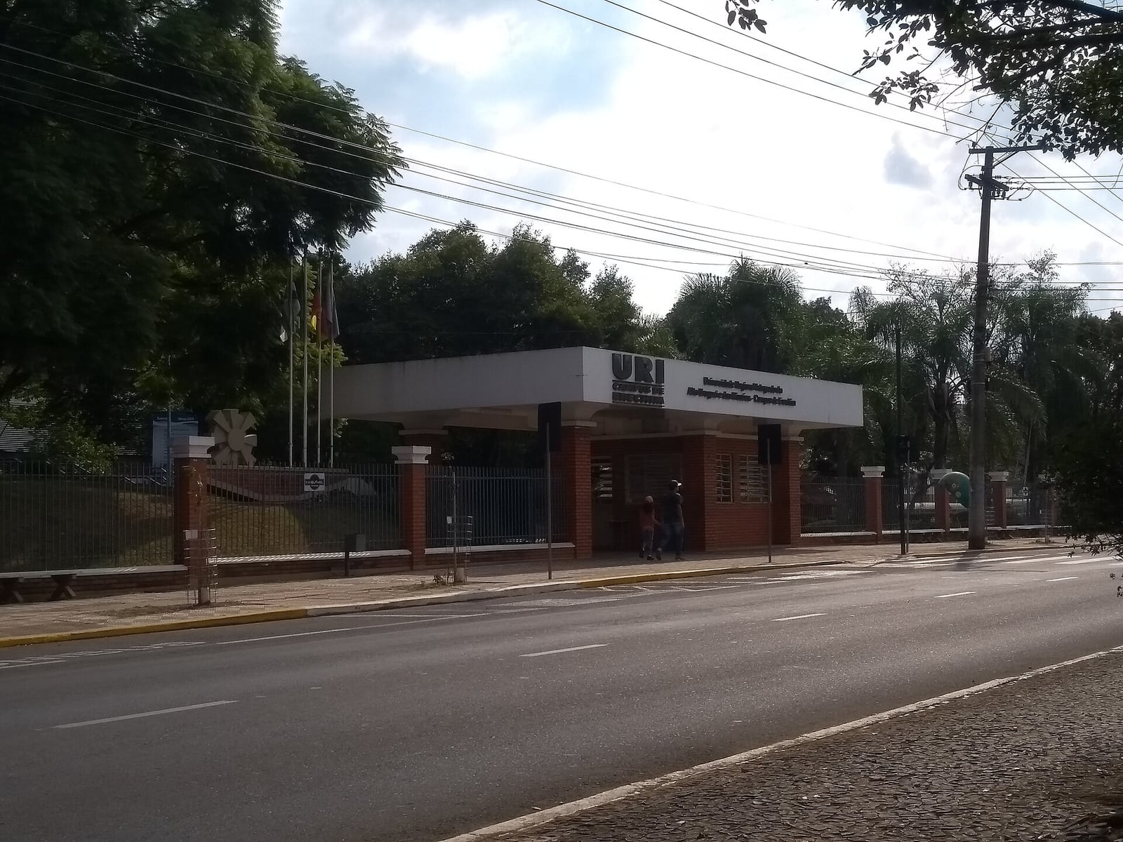 Fachada do campus da URI em Erechim, com placa de identificação da universidade na entrada.