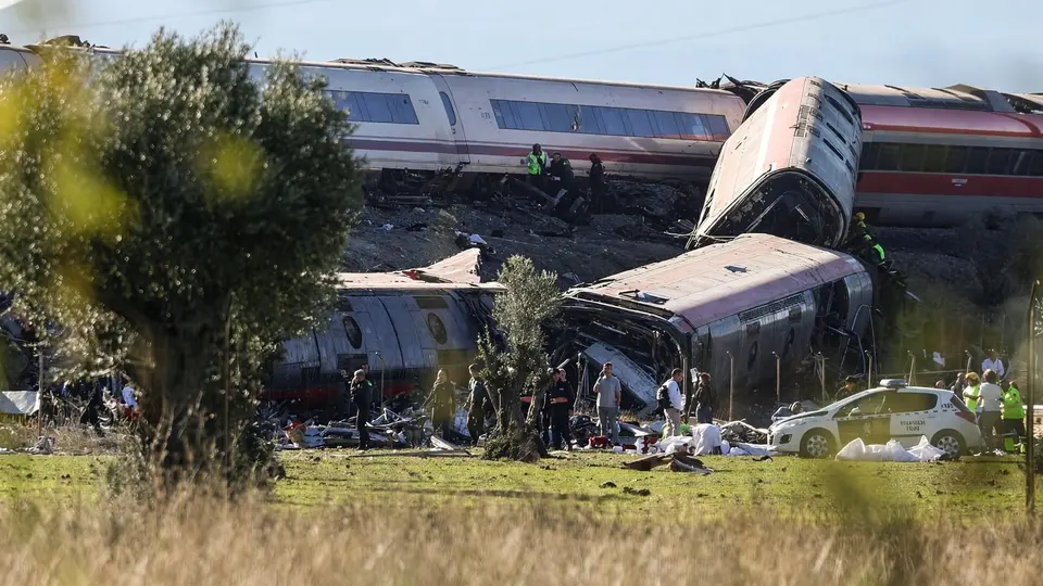 Vagões de trem destroçados e tombados após colisão de alta velocidade em área rural de Toledo, na Espanha