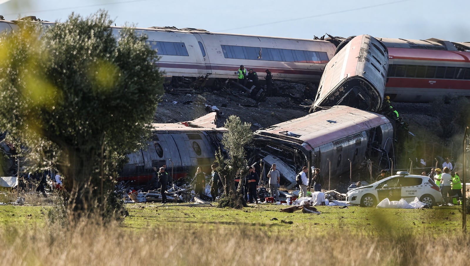 Vagões de trem destroçados e tombados após colisão de alta velocidade em área rural de Toledo, na Espanha