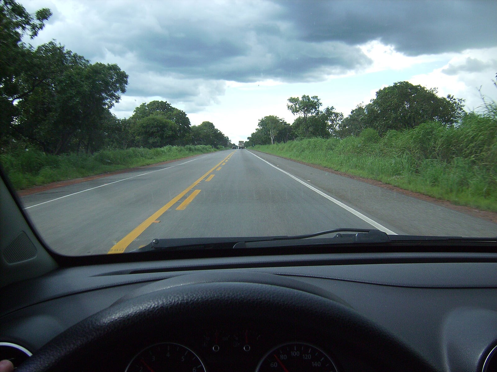 Ilustração: foto de arquivo da BR-153, rodovia onde ocorreu a colisão frontal em Dueré, no Tocantins. Crédito: Arthur to / Wikimedia Commons