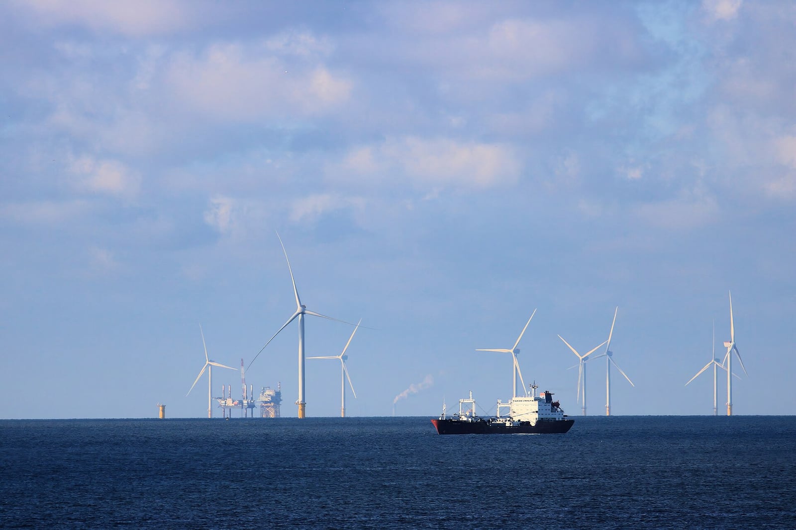 EUA avaliam liberar navios da frota-sombra a levar petróleo não sancionado