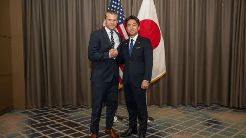 Shinjiro Koizumi, ministro da Defesa do Japão, em encontro bilateral com o secretário de Guerra dos EUA.