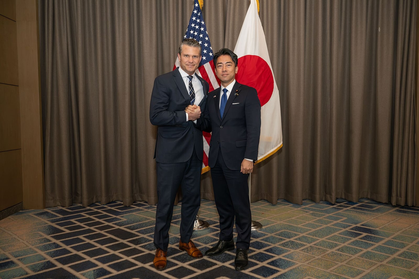 Shinjiro Koizumi, ministro da Defesa do Japão, em encontro bilateral com o secretário de Guerra dos EUA.