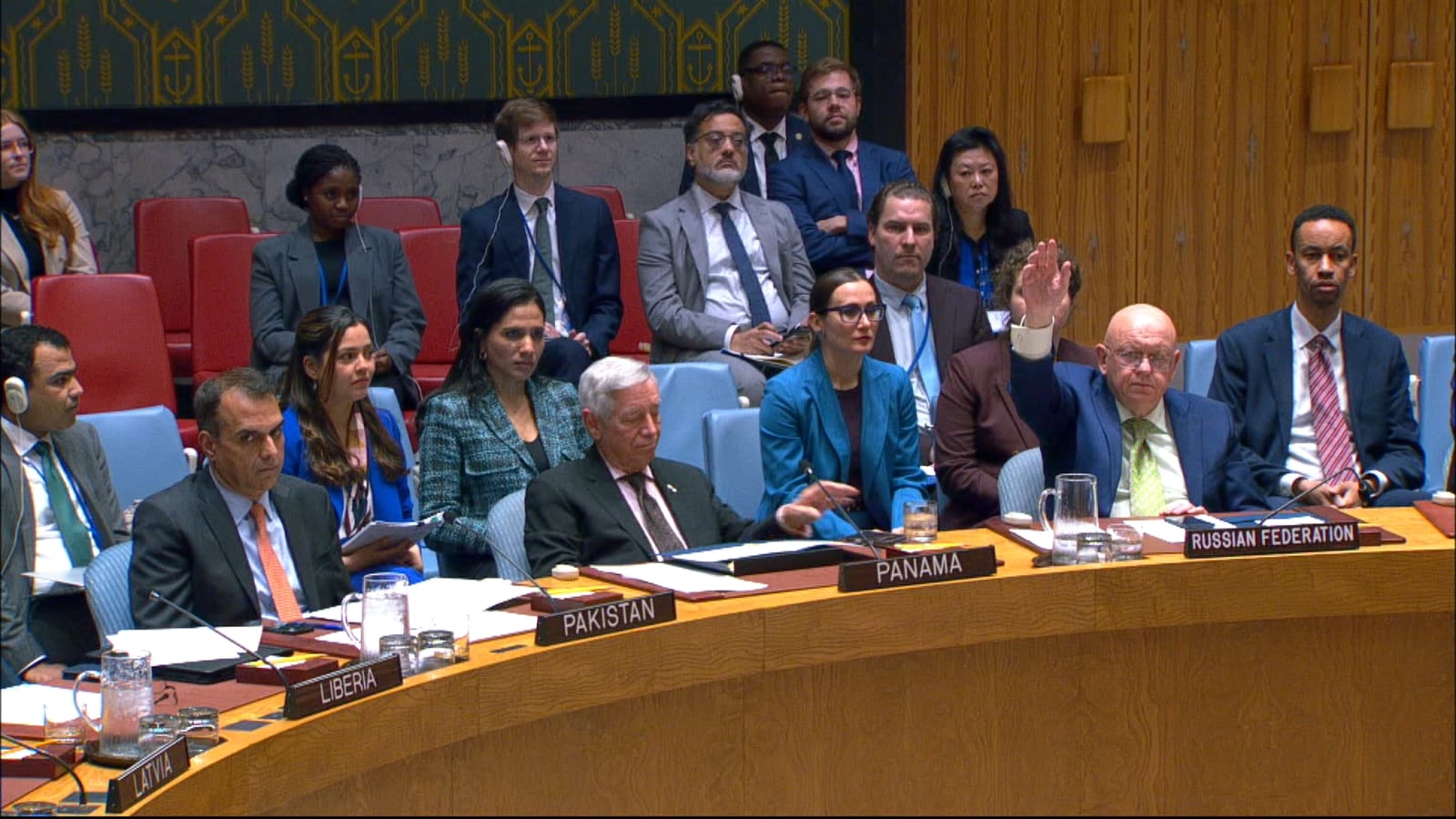 Sessão do Conselho de Segurança da ONU sobre o Saara Ocidental; delegação da Rússia de mão erguida.