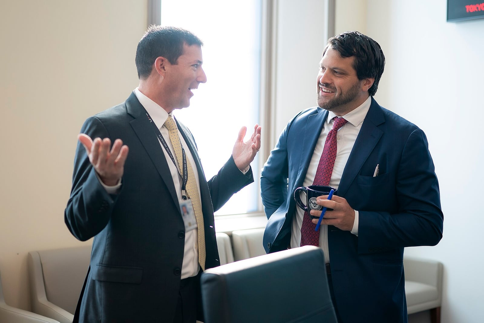 Dois homens conversam em uma sala do Departamento de Segurança Interna dos EUA (DHS), em Washington.