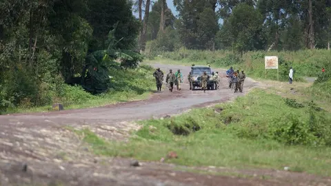 Combatentes do M23 em estrada no leste da República Democrática do Congo, em foto de arquivo (2013).