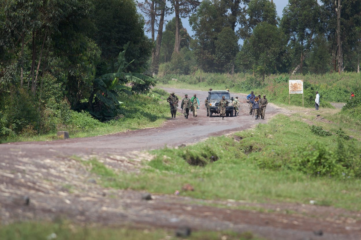 Combatentes do M23 em estrada no leste da República Democrática do Congo, em foto de arquivo (2013).