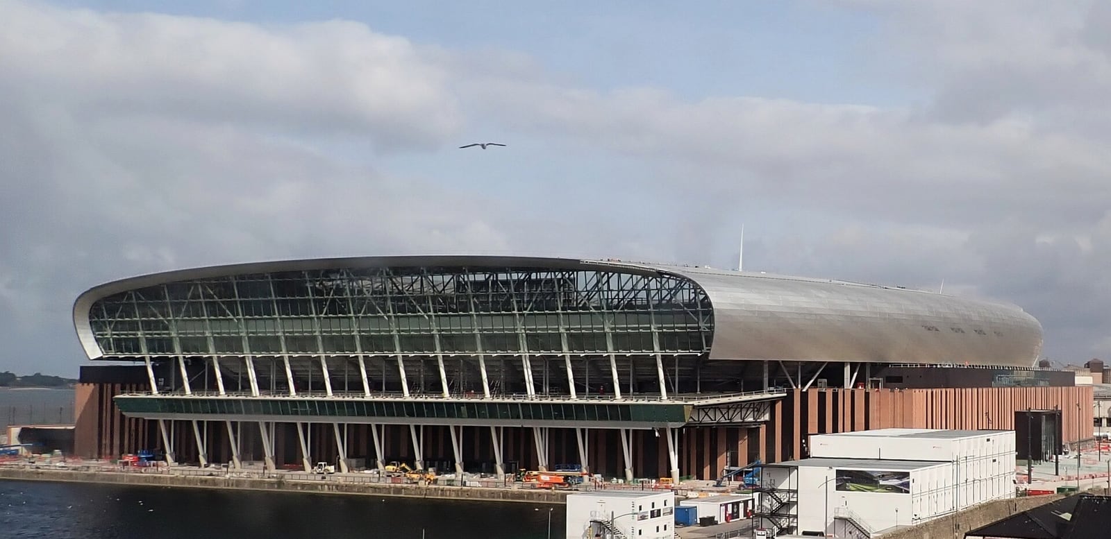 O novo estádio do Everton, à beira do rio Mersey, em obras em agosto de 2024.