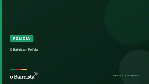 Arte: Fachada de prédio de escritório com vidros espelhados e placa institucional, sob céu claro, em área urbana de Brasília