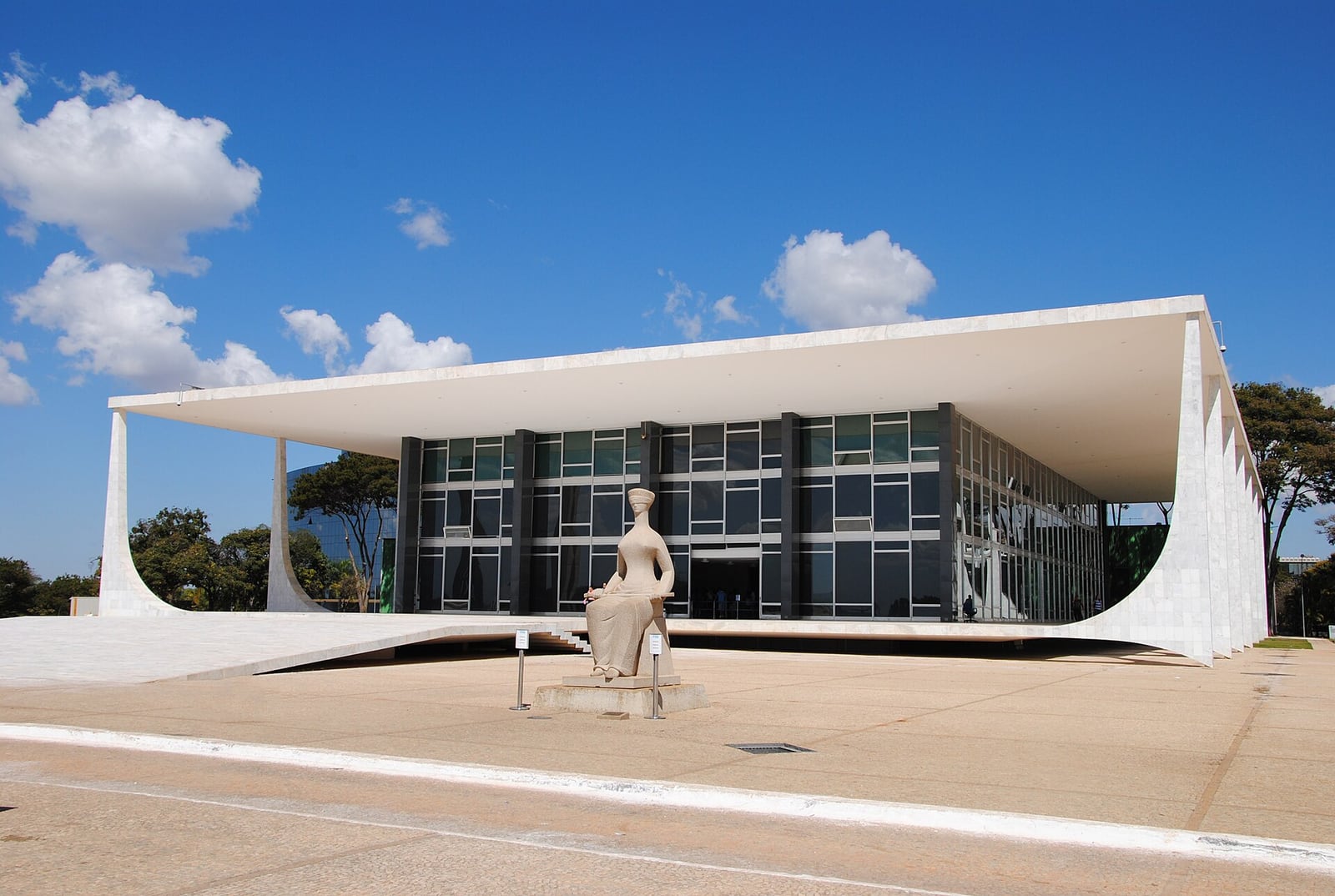 Fachada do Supremo Tribunal Federal, em Brasília, com a estátua da Justiça em frente ao prédio.