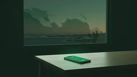 Ilustração: celular com a tela virada para cima sobre uma mesa de madeira, em ambiente escuro e pouco iluminado