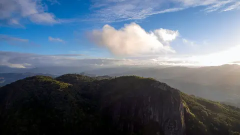 Vista aérea da Pedra Branca, em São José (SC), cidade onde Jamile está desaparecida.