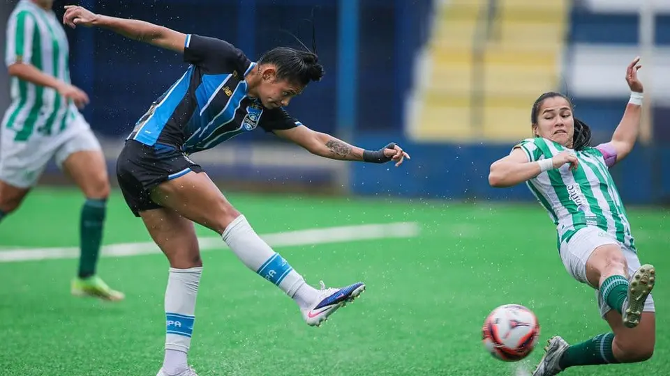 Jogadora do Grêmio finaliza em lance da partida contra o Juventude pelo Gauchão Feminino, no Passo D'Areia, em 24/10/2026.