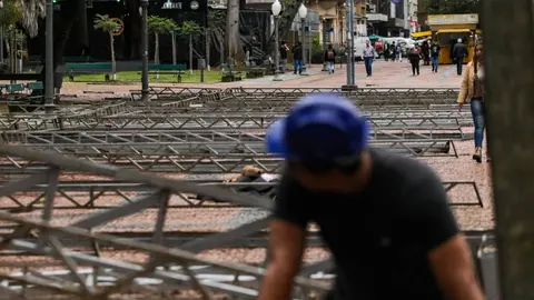 Montagem da estrutura da 72ª Feira do Livro na Praça da Alfândega, em Porto Alegre.