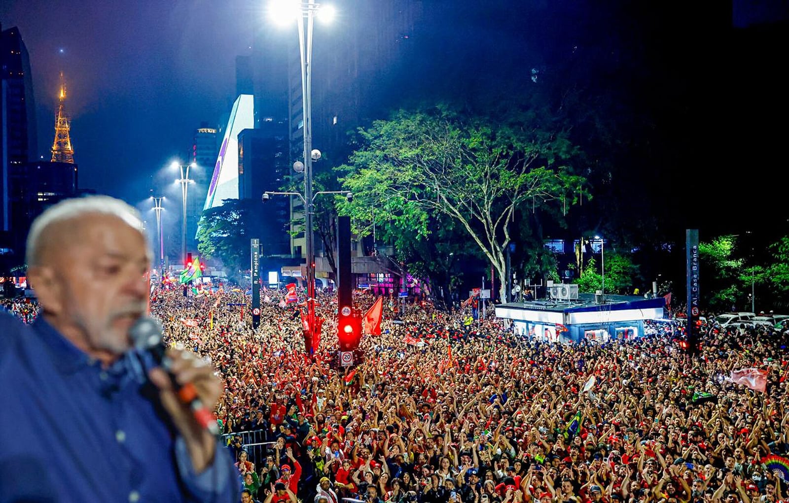 Lula discursa a apoiadores após a reeleição (foto de 26/10/2026).