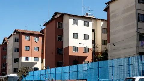 Conjunto habitacional de prédios residenciais. O Conselho Curador do FGTS manteve R$ 144,5 bilhões para habitação em 2027.