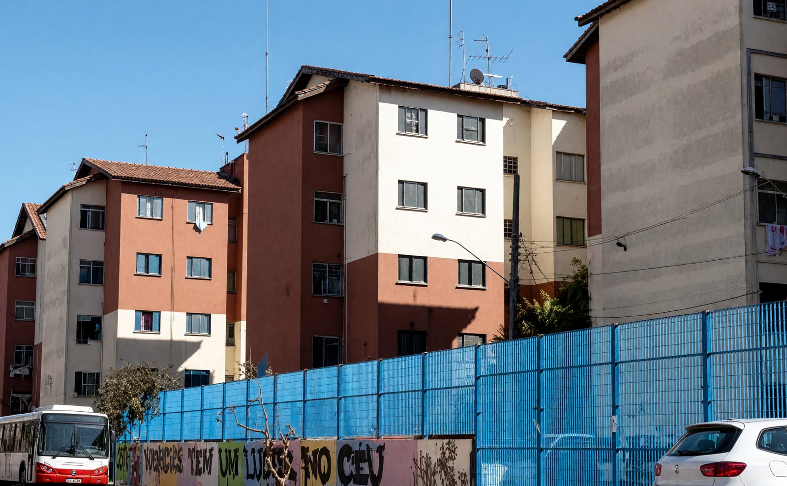 Conjunto habitacional de prédios residenciais. O Conselho Curador do FGTS manteve R$ 144,5 bilhões para habitação em 2027.