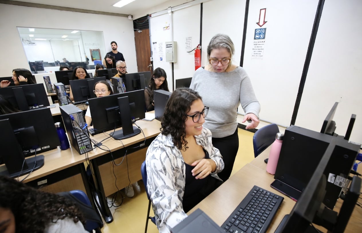 Estudantes em laboratório de informática: o Fies abre 50 mil vagas remanescentes, com inscrições gratuitas até 3 de novembro. Foto: Divulgação MEC.