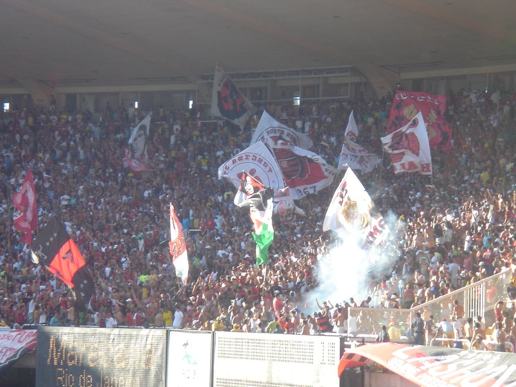 Torcida do Flamengo nas arquibancadas, com bandeiras e fumaça de sinalizador (foto de arquivo).