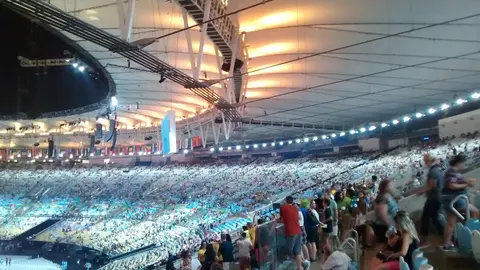Arquibancadas do Maracanã com público antes da cerimônia de encerramento dos Jogos Paralímpicos.