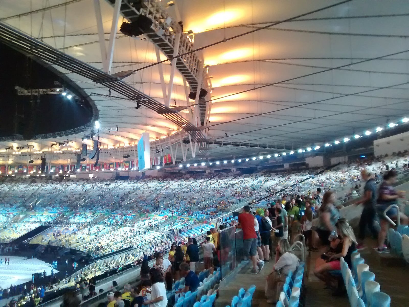 Arquibancadas do Maracanã com público antes da cerimônia de encerramento dos Jogos Paralímpicos.