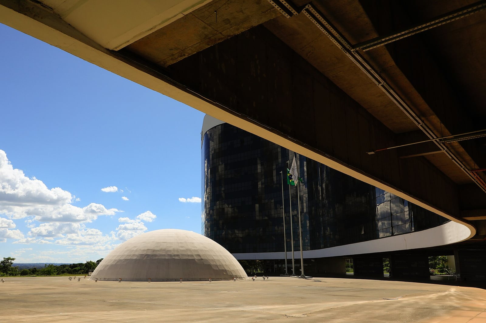 Vista da sede do Tribunal Superior Eleitoral (TSE), em Brasília, com as cúpulas e a fachada envidraçada.