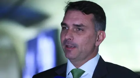 Flávio Bolsonaro concede entrevista à imprensa (foto de arquivo).