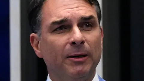 Flávio Bolsonaro discursa na tribuna do Senado (foto de arquivo). Ele segue investigado em dois inquéritos no STF.