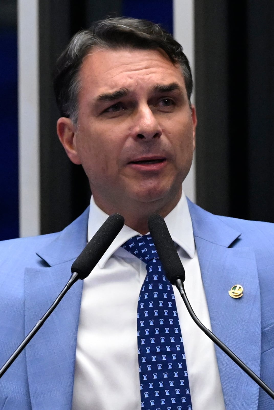 Flávio Bolsonaro discursa na tribuna do Senado (foto de arquivo). Ele segue investigado em dois inquéritos no STF.