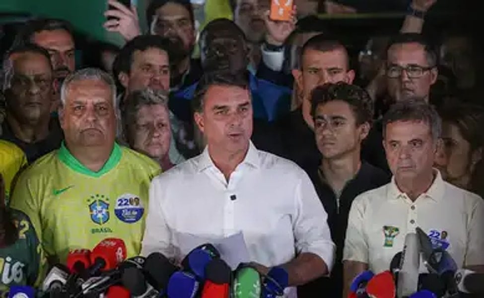 Senador Flávio Bolsonaro fala à imprensa após a decisão do STF sobre o descumprimento do prazo para entregar o passaporte.