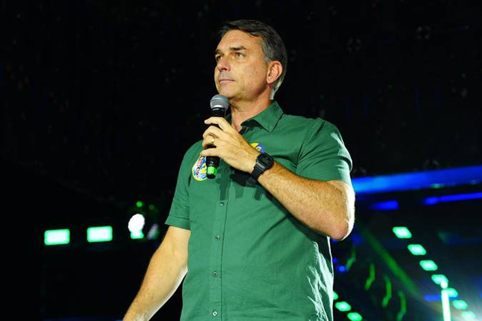 Senador Flávio Bolsonaro em evento público. Entorno discute hipótese de saída do país, sem decisão anunciada.