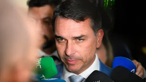 Senador Flávio Bolsonaro (PL) concede entrevista a jornalistas. Ele disputa o 2º turno da Presidência da República.