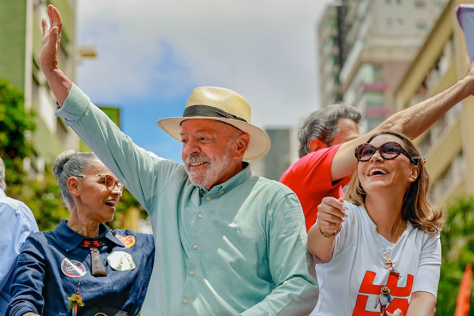 Lula acena durante ato de campanha em São Paulo.