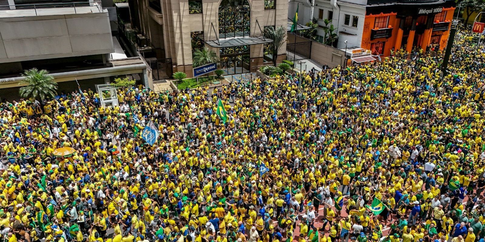 Flávio promete na Paulista quatro ministros contra aborto e drogas no STF