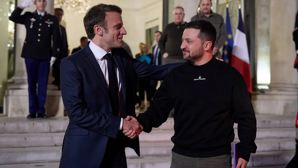 Emmanuel Macron recebe o presidente ucraniano Volodymyr Zelensky no Palácio do Eliseu, em Paris (maio de 2023).