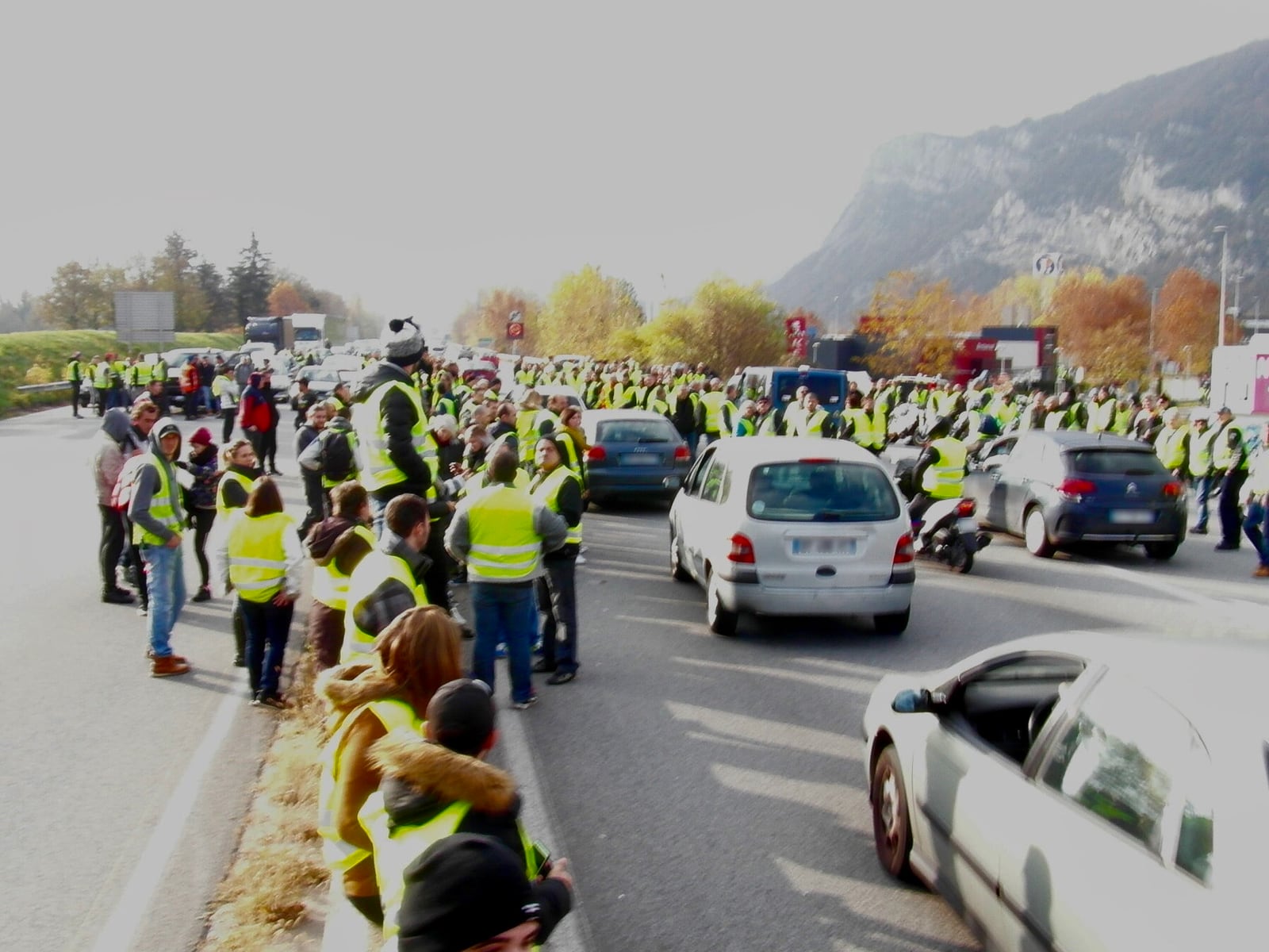Manifestantes com coletes amarelos se reúnem em uma rodovia na França. (Arquivo Bairrista)