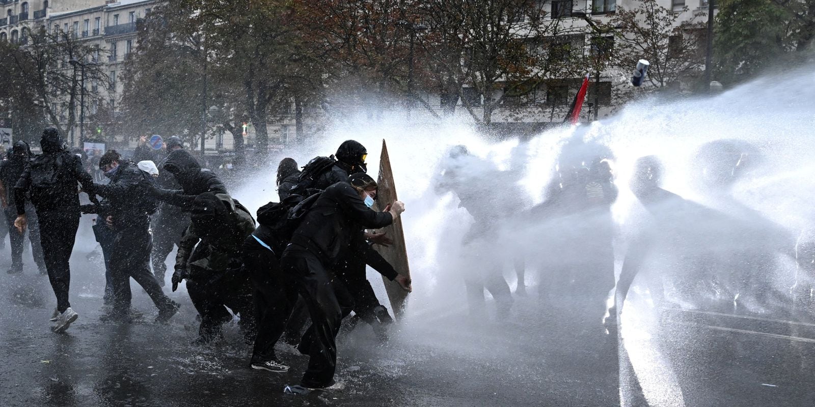 Manifestantes e policiais em confronto durante protesto na França.
