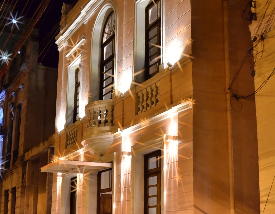 Fachada iluminada à noite do Espaço Cultural Roseli Doleski Pretto, em Passo Fundo.