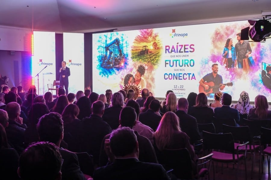 Lançamento da Frinape 2026, com apresentação no palco diante de público e telão exibindo a identidade da feira.